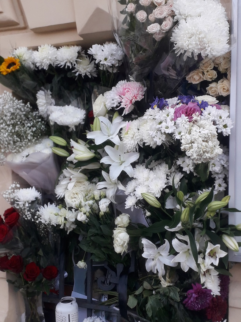 Цветы у посольства Японии в память о Сакураи. За фото спасибо Елене Бондаревой